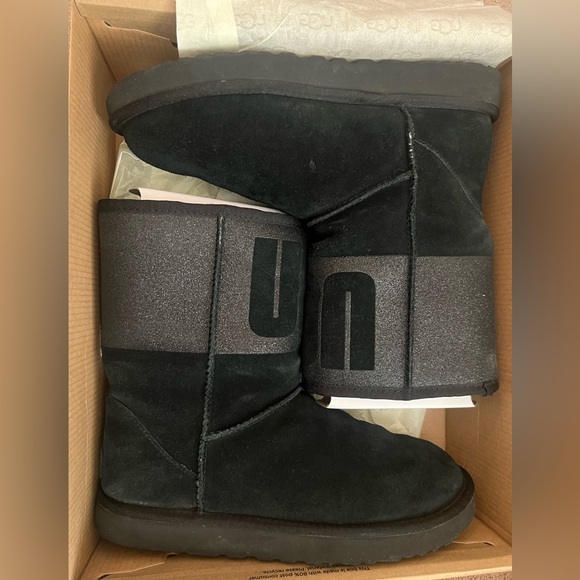 Ugg boots. Gently used, classic short, size 10 - Picture 3 of 4